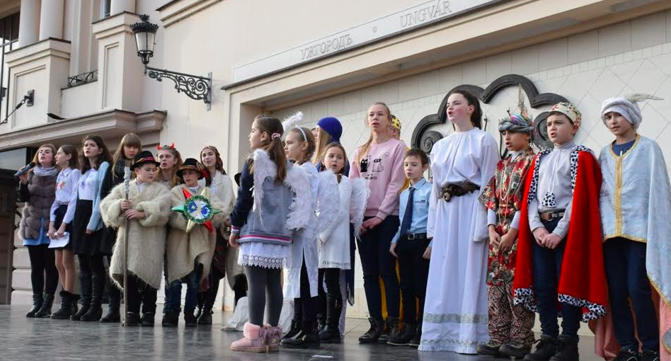 Колядки та щедрівки лунали сьогодні на площі Театральній в Ужгороді
