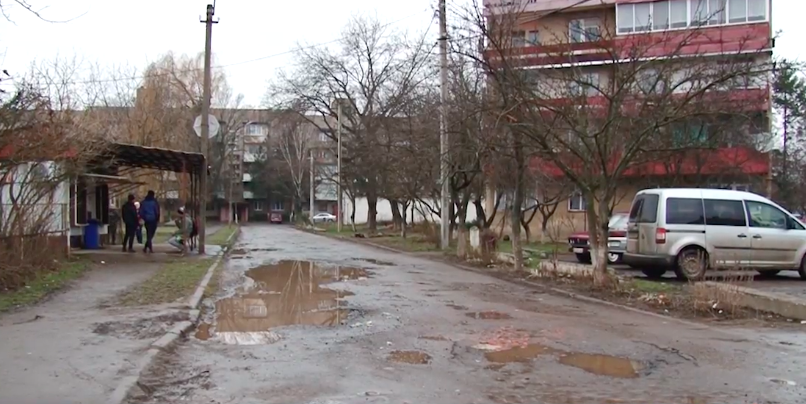 Стан доріг у Мукачеві: не пройти, не проїхати (ВІДЕО)