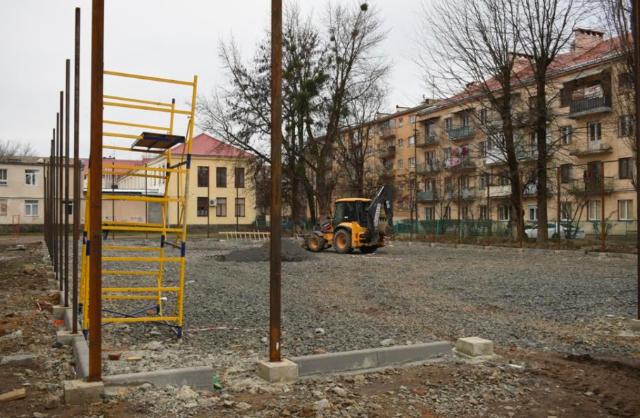 Футбольне міні-поле будують у СШ №5 в Ужгороді