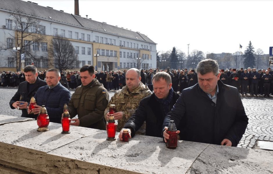 Сьогодні в Ужгороді на площі Народній вшановували пам’ять про Героїв Небесної Сотні й учасників Революції Гідності