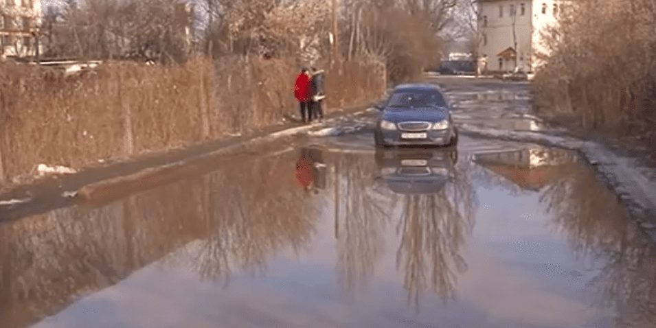 Дороги до багатьох освітніх та медзакладів в обласному центрі – майже непроїзні