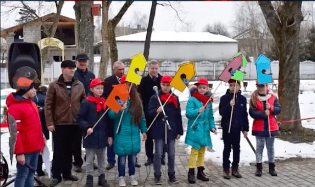 Хустський міський парк відпочинку поповнився пташиним житлом