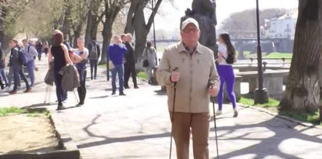 В Ужгороді люди з хворобою Паркінсона пройшлися набережною скандинавською ходою