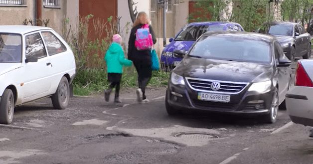 Вулиця перед двома школами та садочком в Ужгороді у вибоїнах та смітті