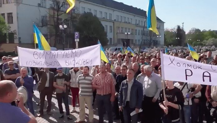 Сьогодні більше двох сотень мітингувальників восьми сіл зібрались під стінами Закарпатської ОДА