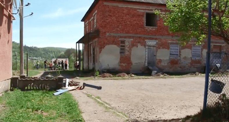 У с. Росош жителі багатоповерхівки воюють з підприємцем за дитячий майданчик