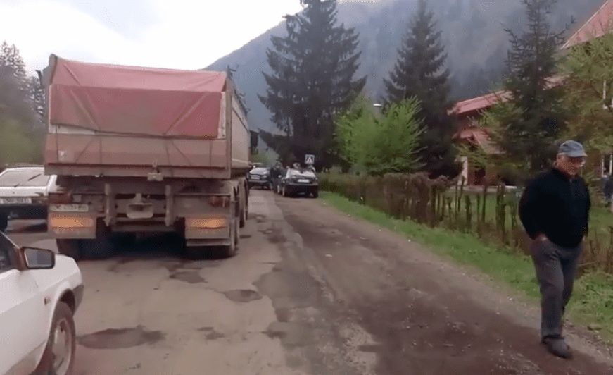 Закарпатці перекрили трасу Хуст-Долина через погані автошляхи