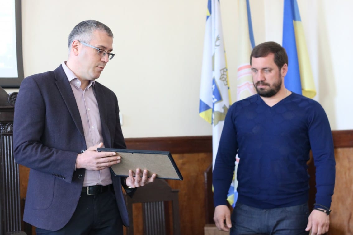 Декан юридичного факультету УжНУ вручив подяку фахівцю з митного права Валерію Пересоляку