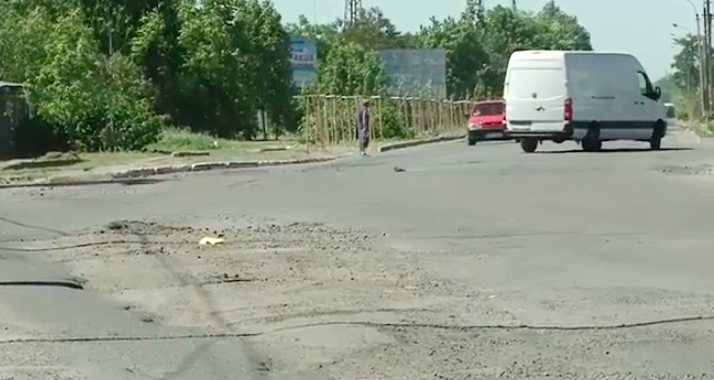 Замість якісного асфальту на Пряшівській-Об’їзній у Мукачеві – ями та колії