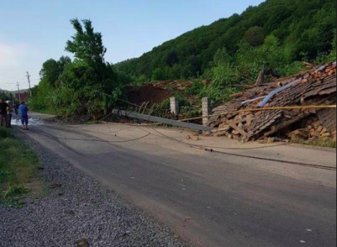 На Мукачівщині зсув зруйнував два будинки