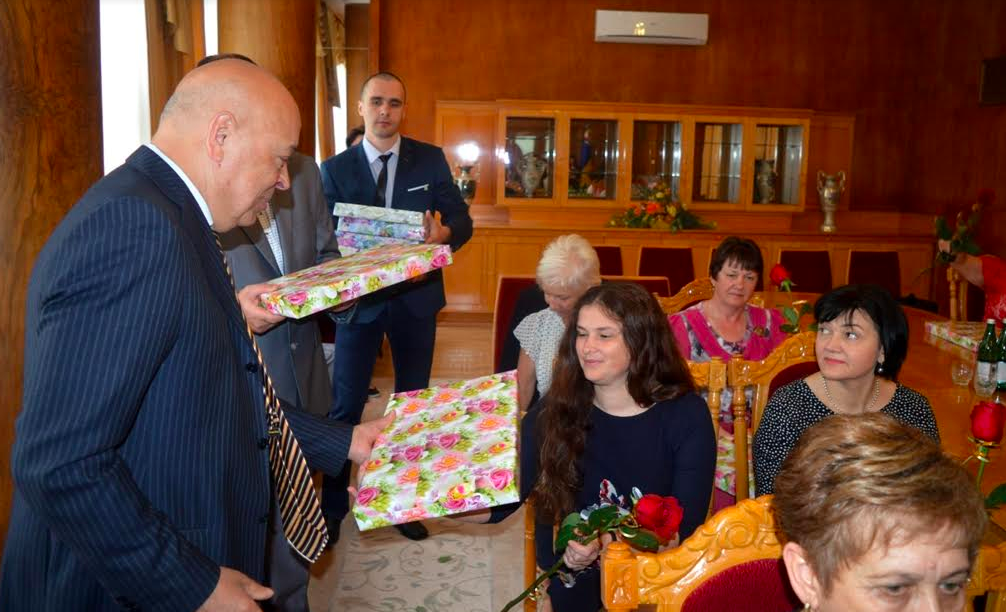 Геннадій Москаль привітав багатодітних матерів
