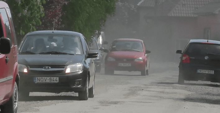На шляху до КПП "Вилок" водії гублять колеса у ямах