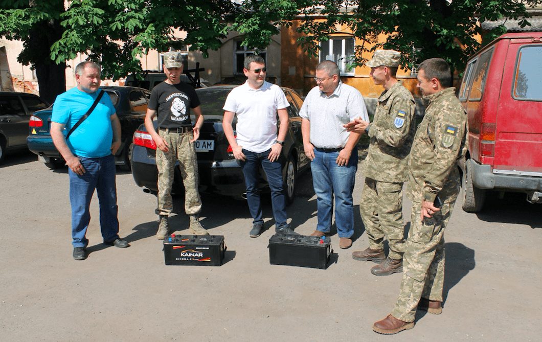 Представники «Нашого краю» передали бійцям 128 бригади акумулятори до автомобілів