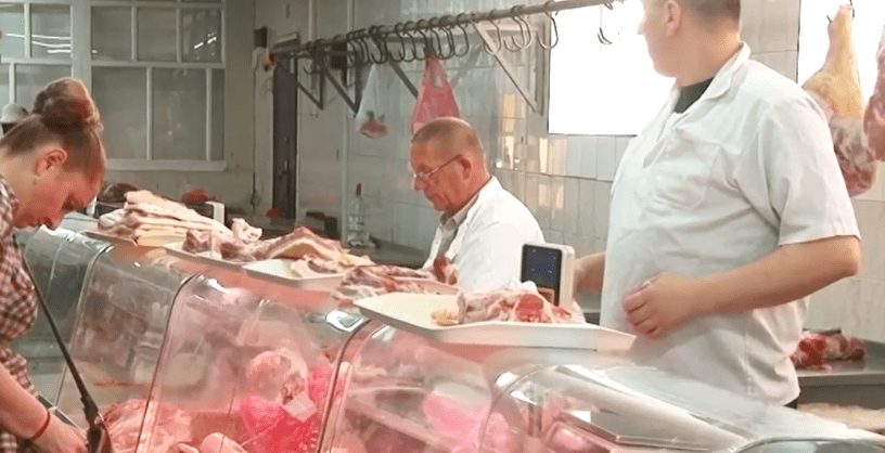 Сімейний бюджет ужгородців не завжди дозволяє купувати м'ясні вироби через високі ціни на продукцію
