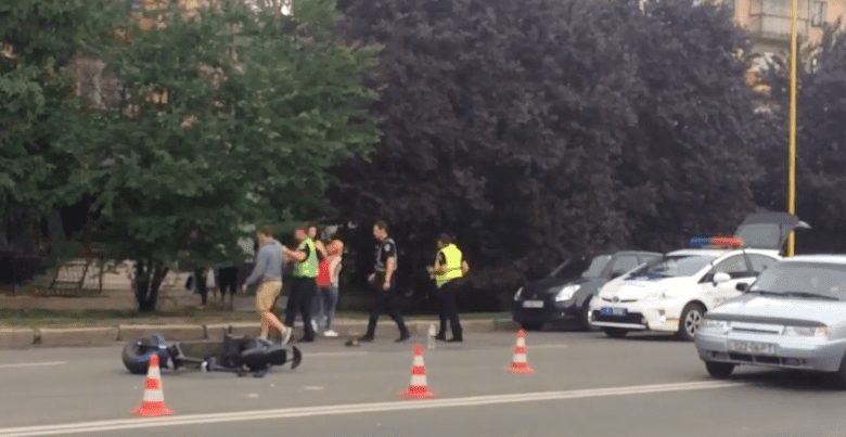 Перебігаючи дорогу ужгородець потрапив під колеса електроскутера (ВІДЕО)