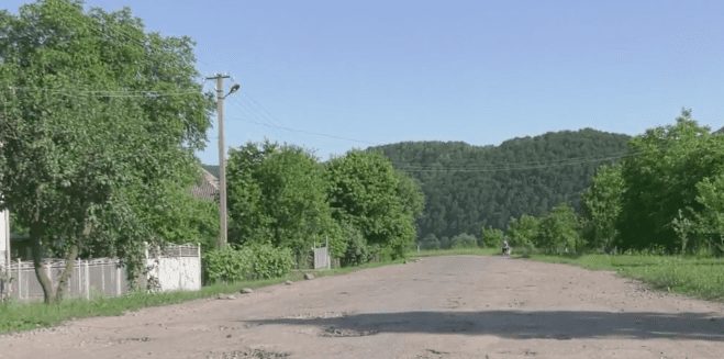 Вже два роки керманичі краю обіцяють відремонтувати дорогу Свалява-Довге-Липча