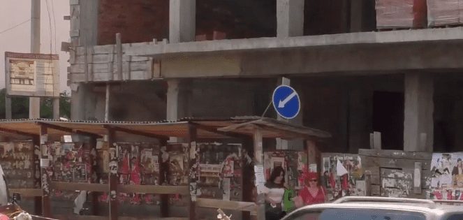 Ужгородські пішоходи жаліються на небезпечний прохід біля будівельного майданчику на вулиці Швабській