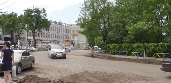 В Іршаві продовжують роботи з "відкопування" бруківки з-під асфальту