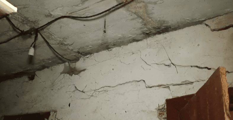 Мешканці будинку у Мукачеві потерпають від смороду із власного підвалу