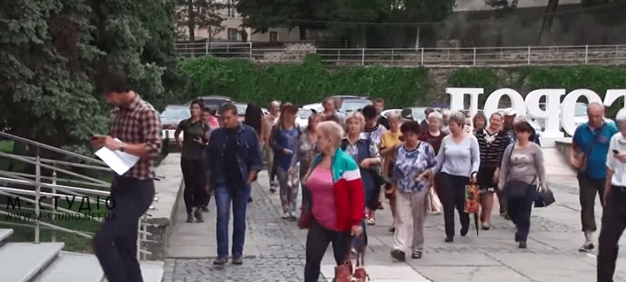 Чому міська влада Ужгорода знущається над жителями гуртожитку на вулиці Лобачевського?