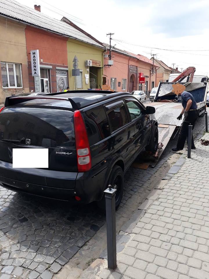 В Мукачеві евакуатором вивезено три автівки, які були припарковані з порушенням правил дорожнього руху 