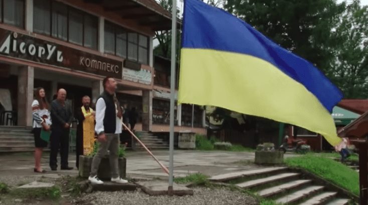 На перевалі при в’їзді на Закарпаття нарешті з’явився прапор України