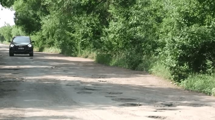 Вщент зруйновані дороги біля Берегова ніяк не почнуть ремонтувати