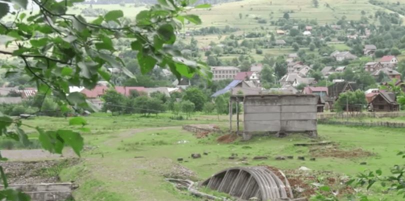 Через відсутність очисних споруд брудні стоки у Міжгір’ї скидають просто в ріку