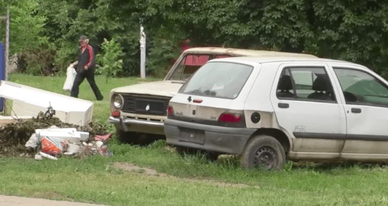 В Ужгороді десятки покинутих на призволяще автівок (ВІДЕО)