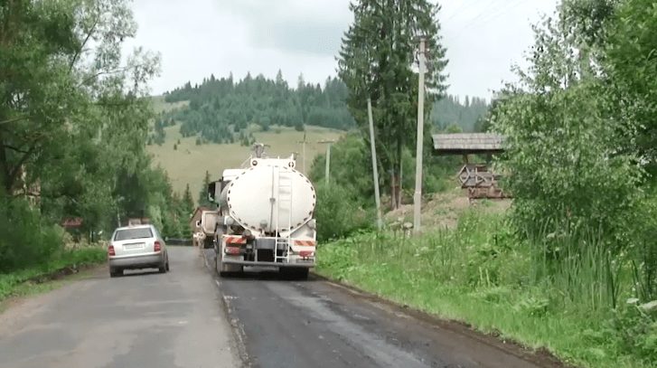 На Рахівщині через “Укрзалізницю” припинили класти асфальт (ВІДЕО)