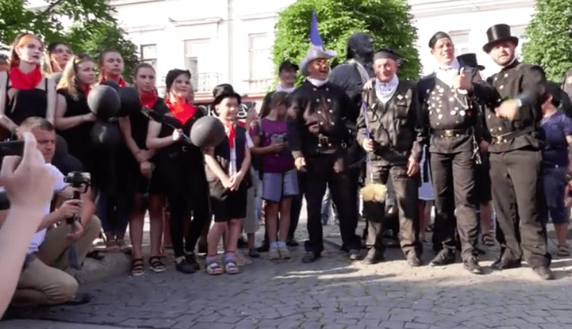 В Мукачеві пройшов третій парад сажотрусів (ВІДЕО)