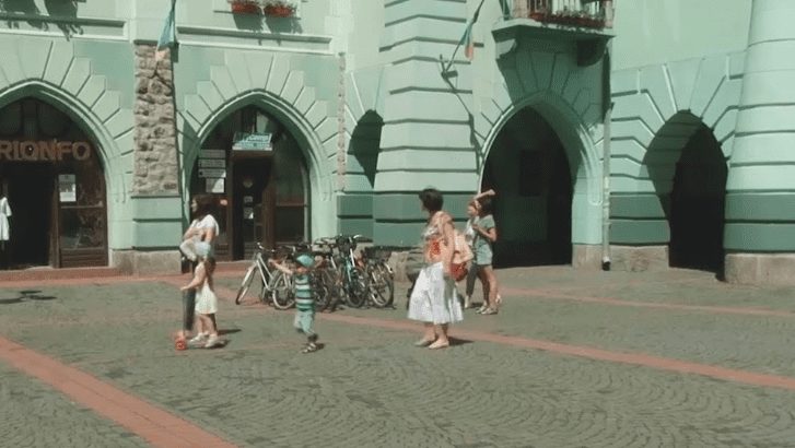 Чому міськрада Мукачева не хоче бачити школярів з району
