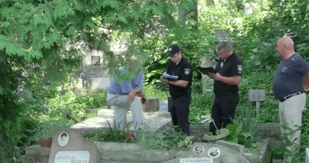 Вандали розгромили могили на кладовищі Кальварія (ВІДЕО)