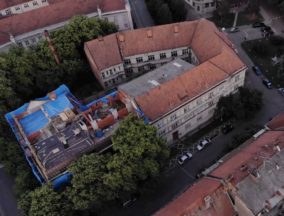 Ужгородська ДАБК міськради пише про незаконну надбудову на Довженка - "ремонт існуючих дворівневих квартир"