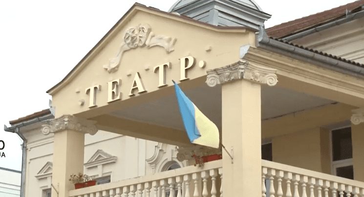 Мукачівець судиться з міськрадою через приміщення в театрі