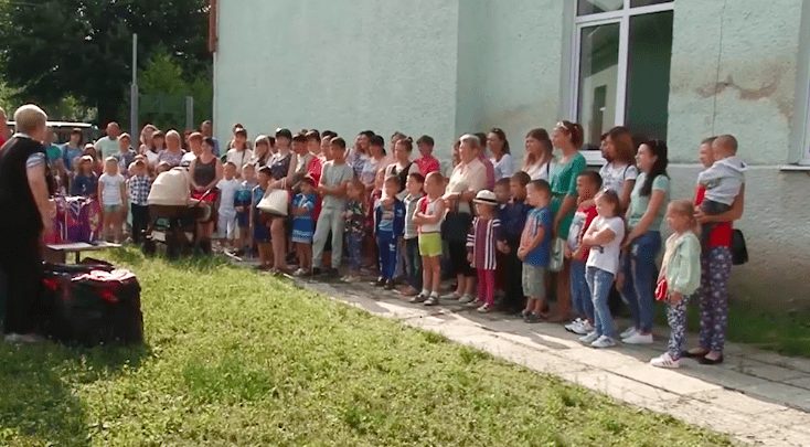 Помічники нардепа Василя Петьовки завітали у 40 шкіл, і кожному першокласнику вручили подарунковий набір