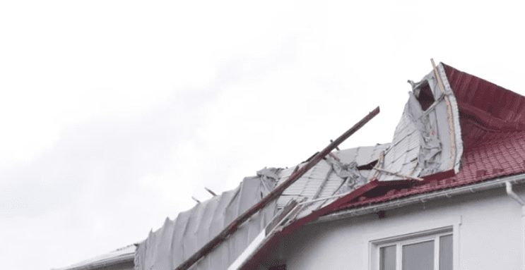 У Лалові на Мукачівщині недільна негода пошкодила дахи на понад десятку будинків (ВІДЕО)