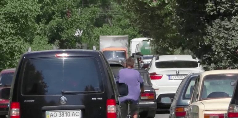 Жителі Сторожниці вимагають відшкодувати гроші за розбиту дорогу через затяжний ремонт вулиці Перемоги (ВІДЕО)