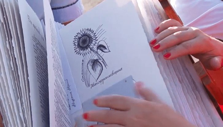 «Книгу добра» везуть українські діти до Ватикану через Закарпаття (ВІДЕО)