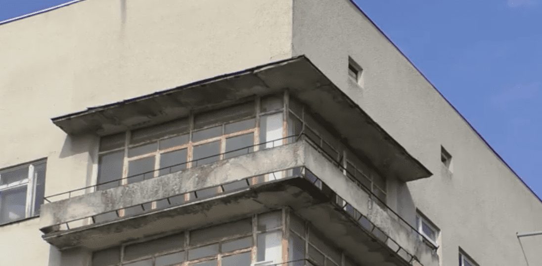 У медичному містечку Ужгорода 5 років пустує семиповерхова будівля колишнього пологового (ВІДЕО)