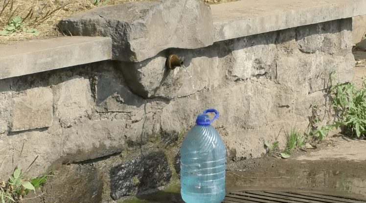 Сотні закарпатців щодня їздять набирати воду з джерел Перечинщини