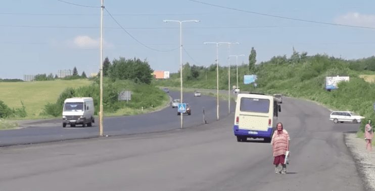 Мешканці Великих Лаз на Ужгородщині чекають автобуси під дощем та сонцем