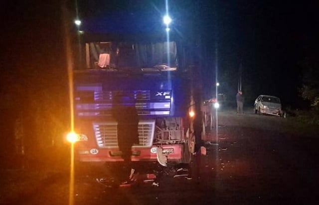 Водій ВАЗ-21015 виїхав на зустрічну й зіткнувся з вантажівкою DАF