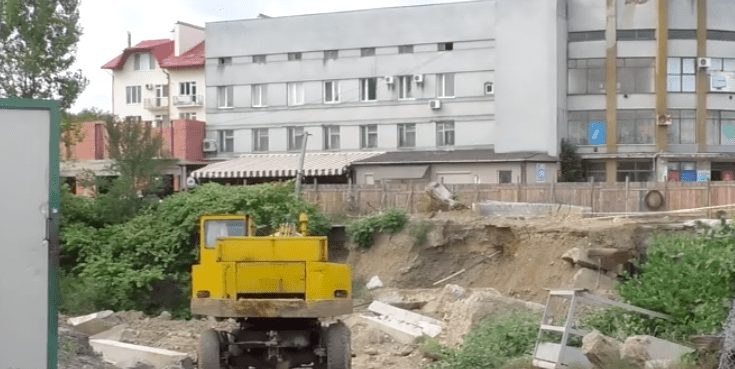 Зруйнований у 2016-му паводком міст у центрі Сваляви досі не можуть відремонтувати