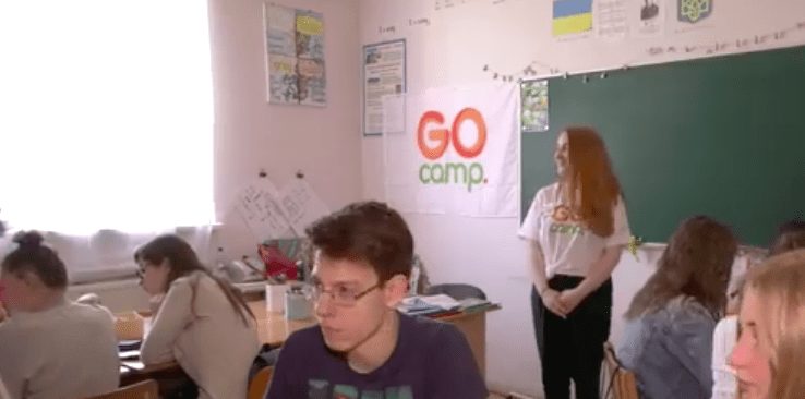 Волонтер з Шотландії навчає креативності учасників англомовного табору в Мукачеві