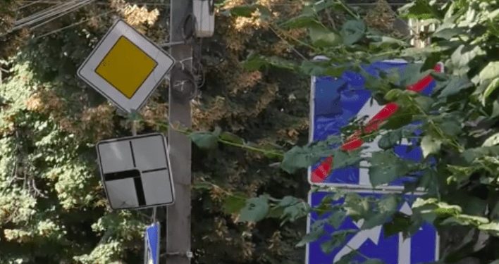Дорожні знаки в Ужгороді наражають пішоходів та водіїв на небезпеку