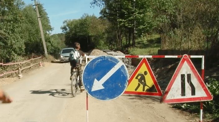 Пошкоджену негодою дорогу відновлюють на Хустщині