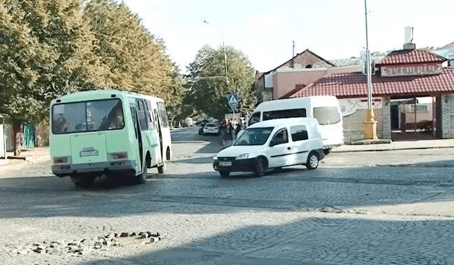 Площа Вокзальна у Мукачеві в жахливому стані (ВІДЕО)