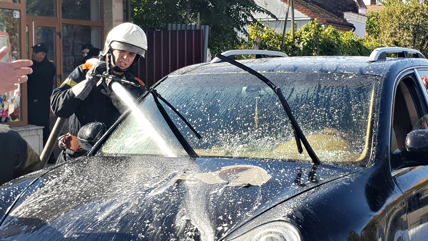 В Ужгороді рятувальники приборкали пожежу в автомобілі "Porsche Cayenne" (ФОТО)