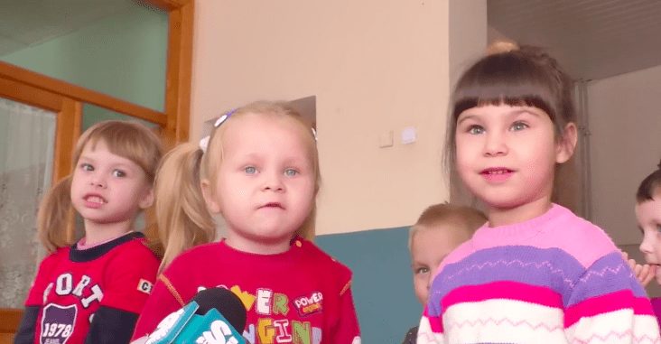 18 малюків Свалявського дитячого будинку чекають на люблячих маму й тата (ВІДЕО)